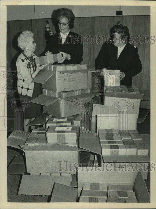 1972 Gifts being packed for servicemen at Salvation Army in New York - Historic Images