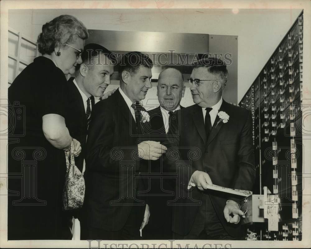 Kenneth Lindsay opens safe deposit box as others watch - Historic Images