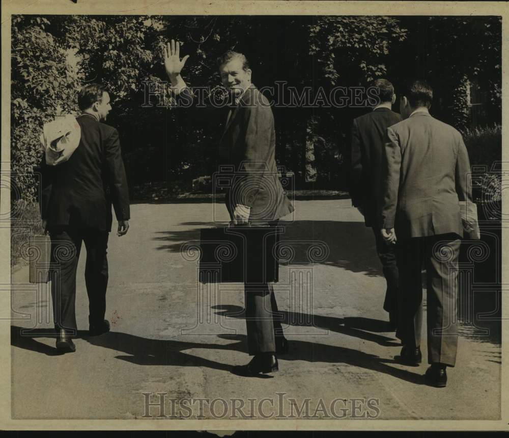 New York Mayor John Lindsay waves goodbye in Albany - Historic Images