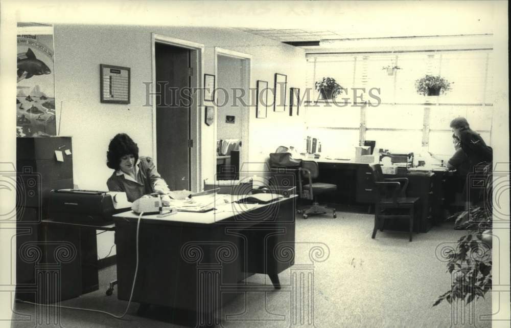 1983 Cindy Long, secretary, at desk in NY Association for Disabled - Historic Images