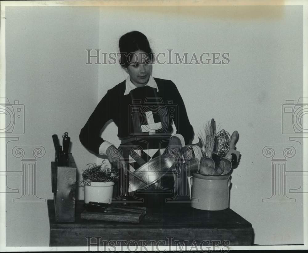 1974 Gourmet Chef Lisa Rynes mixes ingredients in bowl in kitchen - Historic Images