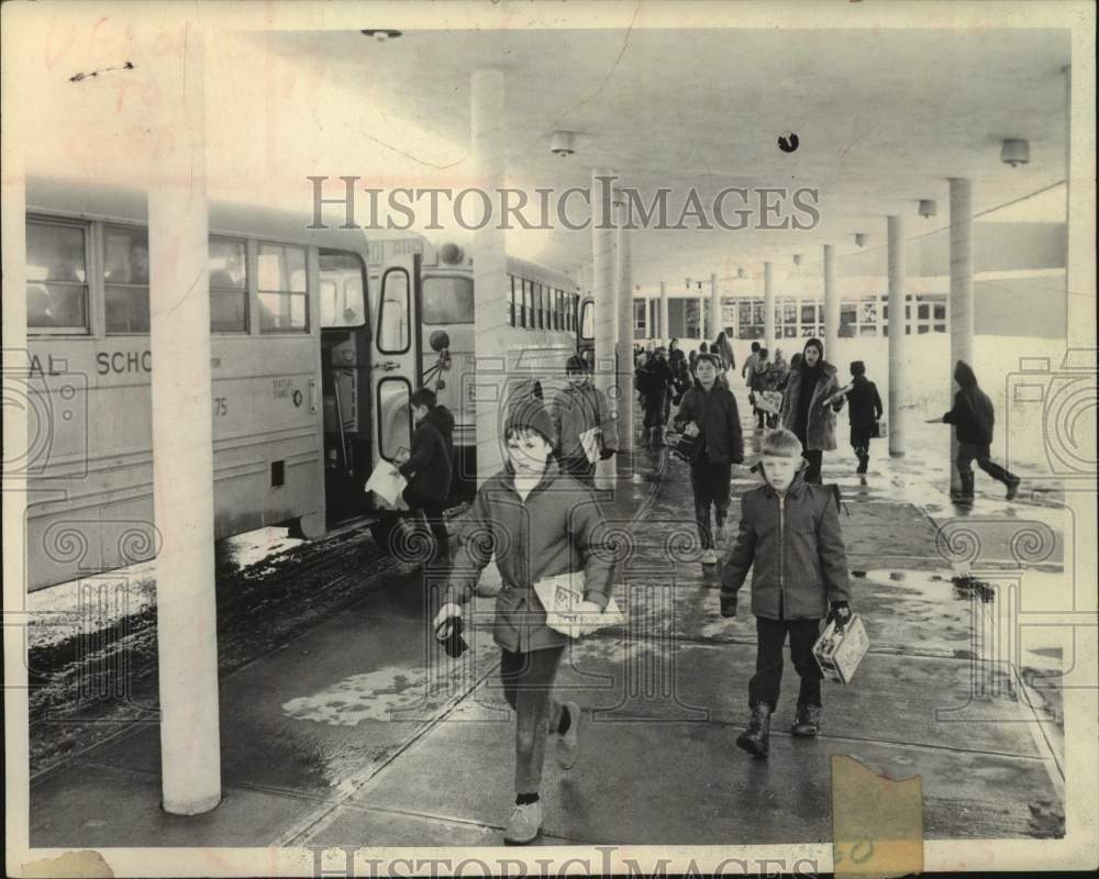 Press Photo Students walk to busses at end of school day in New York - Historic Images