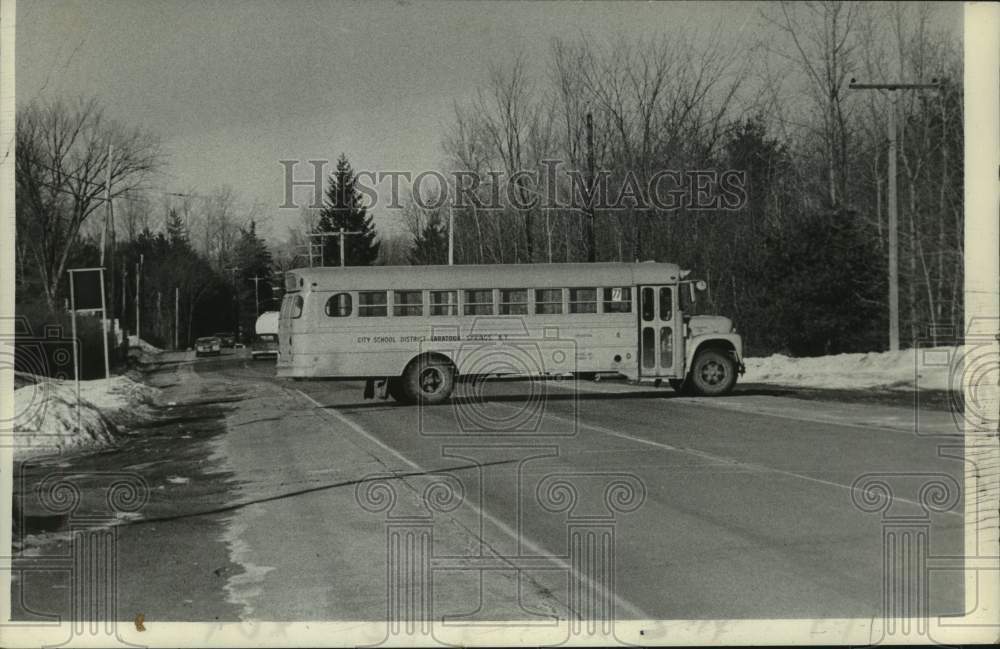 1973 Press Photo School bus blocks road in Saratoga Springs, New York - Historic Images