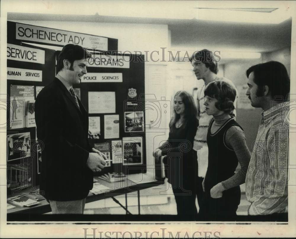 1973 High school students visit Schenectady, NY community college - Historic Images