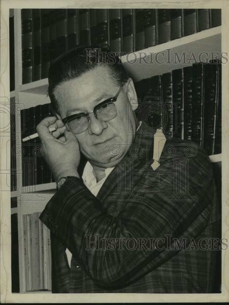 1962 Press Photo Joseph Osher, &quot;Bookie,&quot; with shelves of books in New York - Historic Images