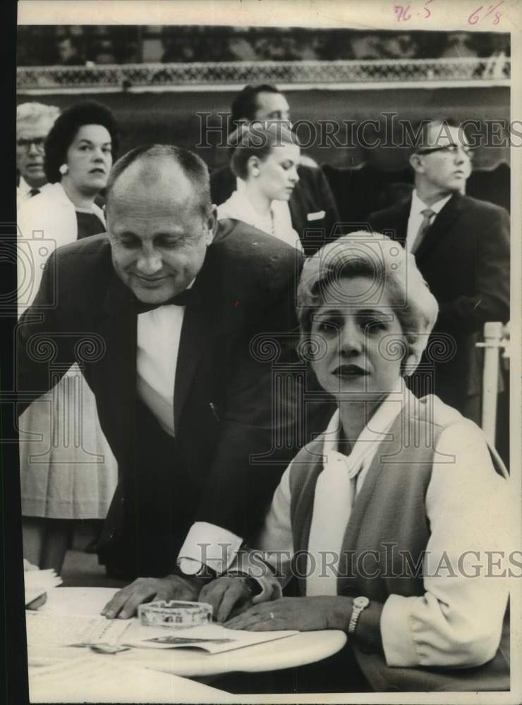 1963 Press Photo Dr. &amp; Mrs. Walter Osinski at Saratoga Raceway in New York - Historic Images