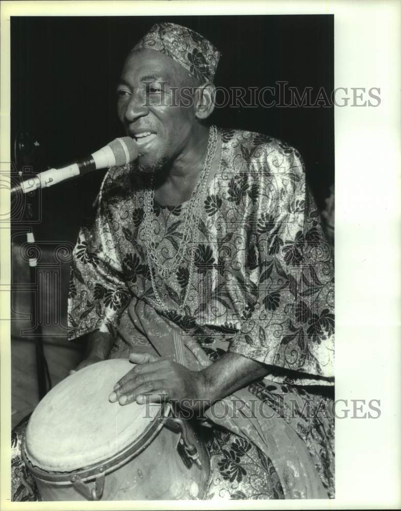 1993 Press Photo Yacub Addy, director of Odadaa Dance Troupe, plays bongos- Historic Images