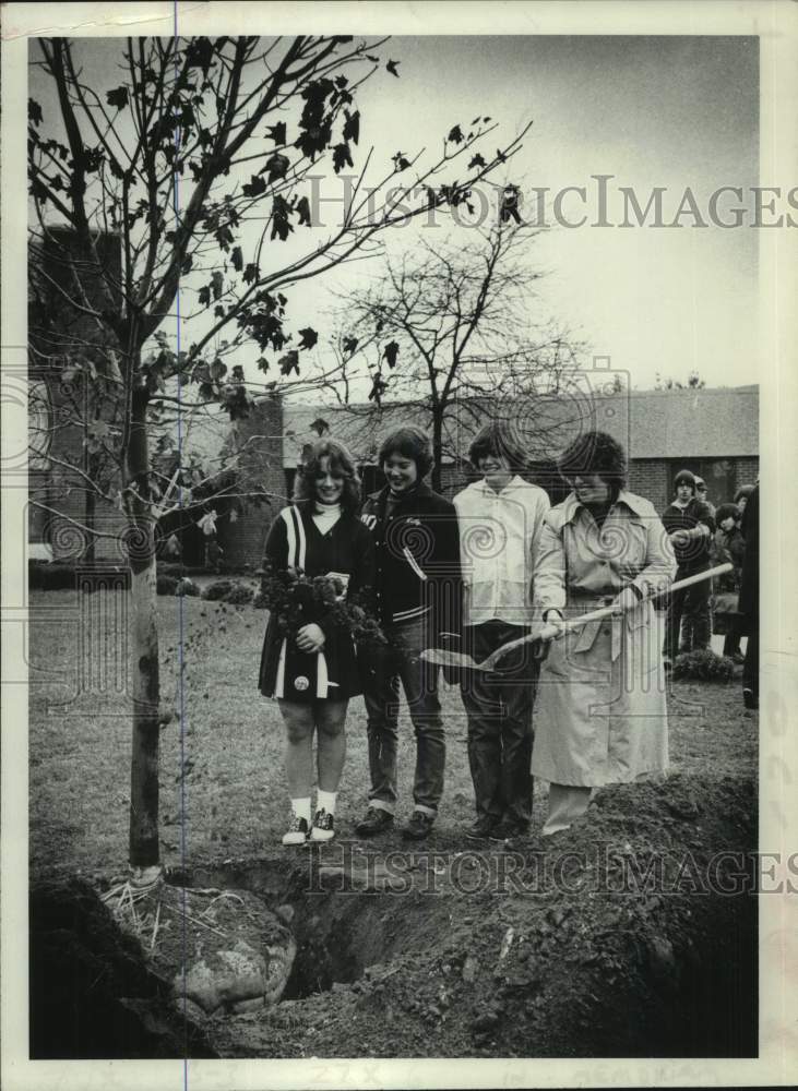1979 Students plant tree at Shenendehowa High School in New York - Historic Images