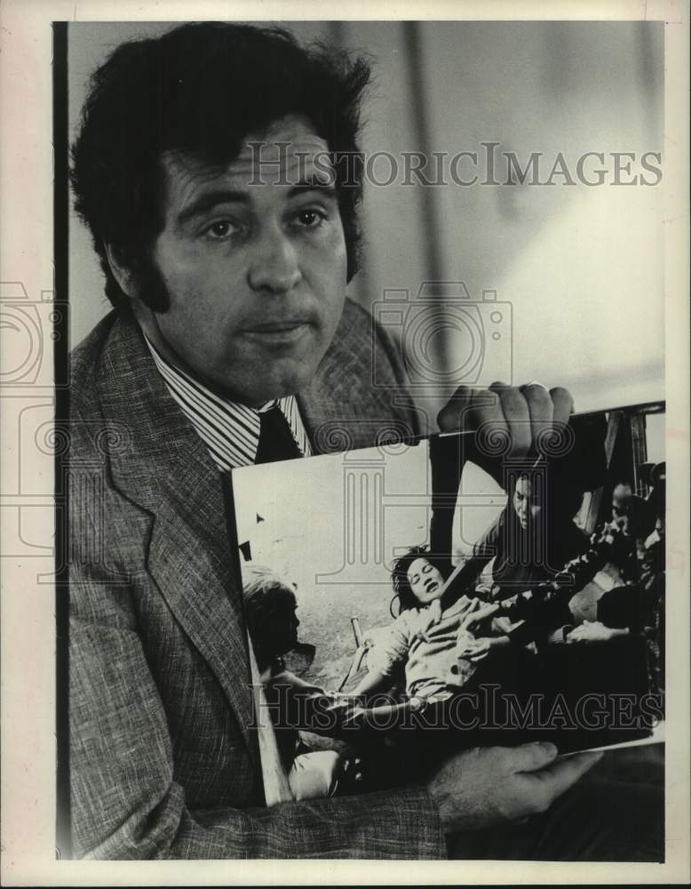 1973 Press Photo Don Luce shows photograph in his New York home - Historic Images
