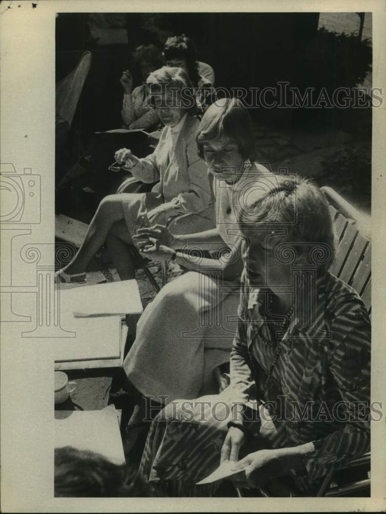 1975 Press Photo Eleanor Pattison, Virginia Roussouck, &amp; H. Messier in New York - Historic Images