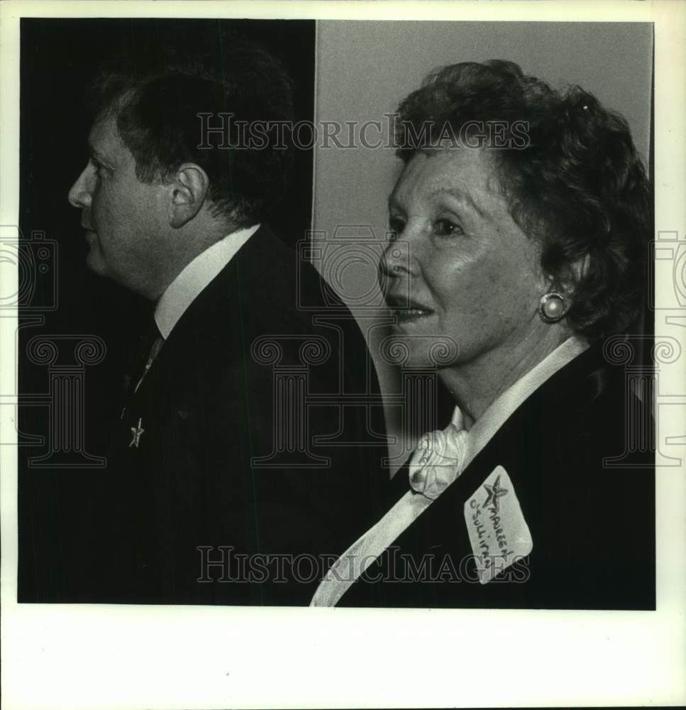 1987 Press Photo Louis Hammer & Maureen O'Sullivan enter the Palace Theater- Historic Images