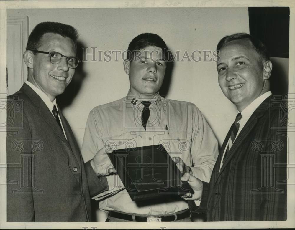 1965 Roy Anderson, Robert P Jones and Harold Santee pose with award - Historic Images