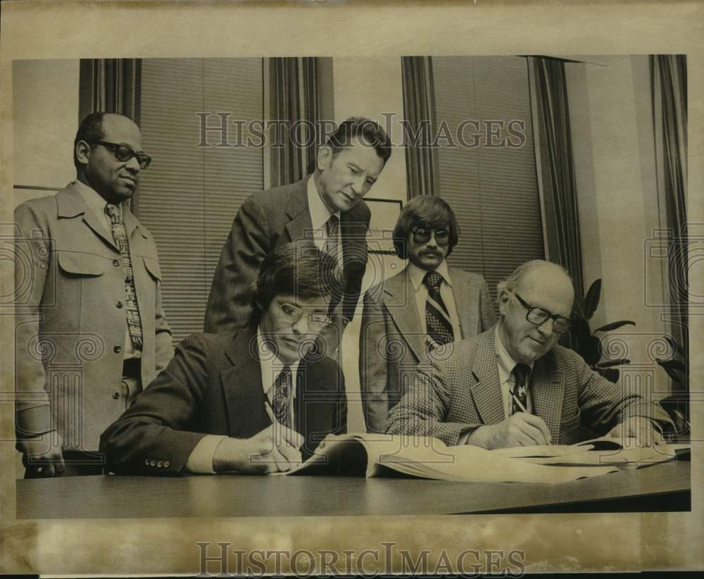 Press Photo Deli owners sign rent agreement for Ten Eyck, NY office building - Historic Images