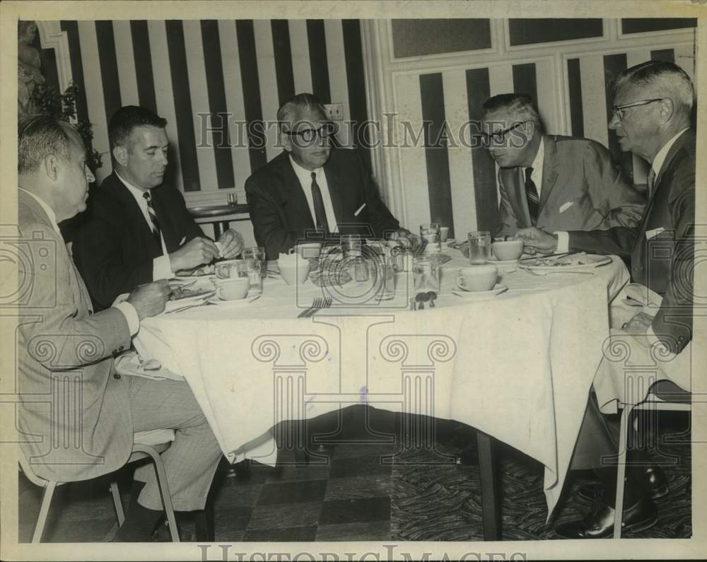 1969 Press Photo Banking executives around dinner table in Albany, New York- Historic Images