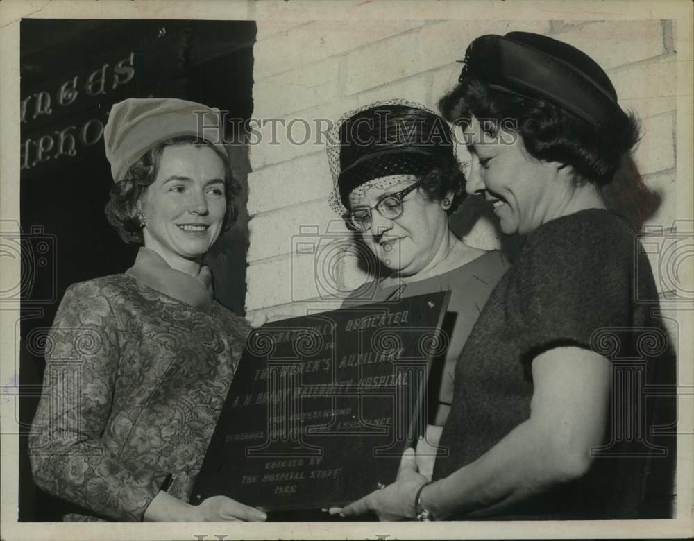1966 Press Photo Ladies with the Brady Hospital Auxiliary in Albany, New York - Historic Images