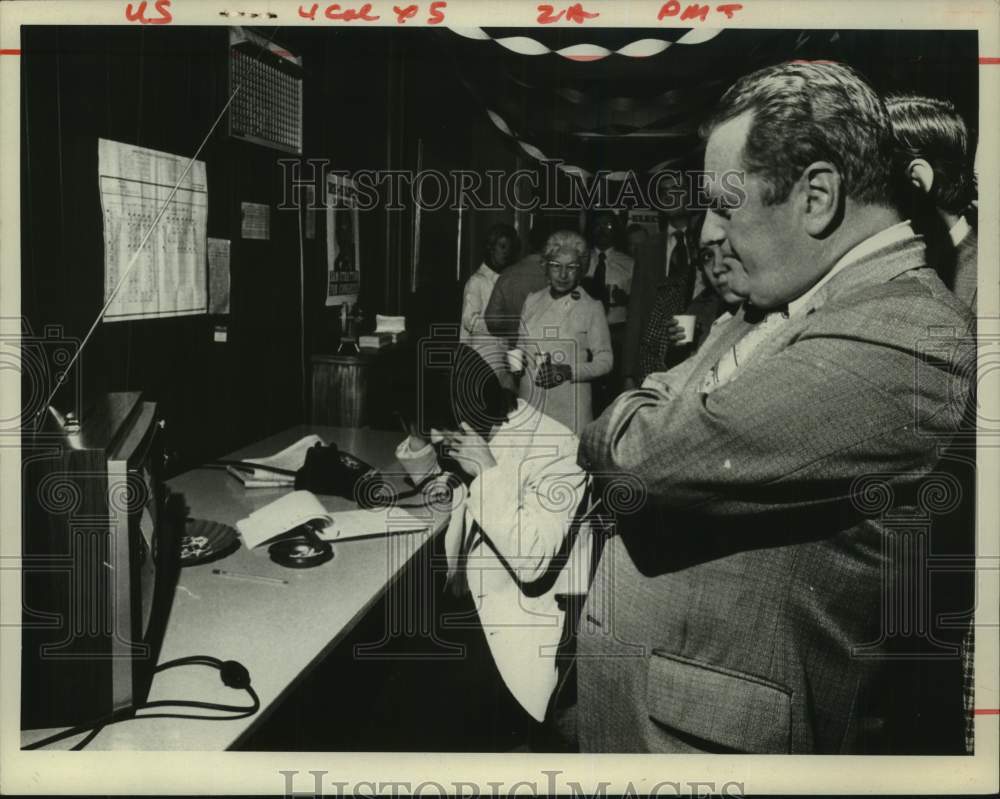 1974 Erwin Shapiro at political campaign headquarters in New York - Historic Images