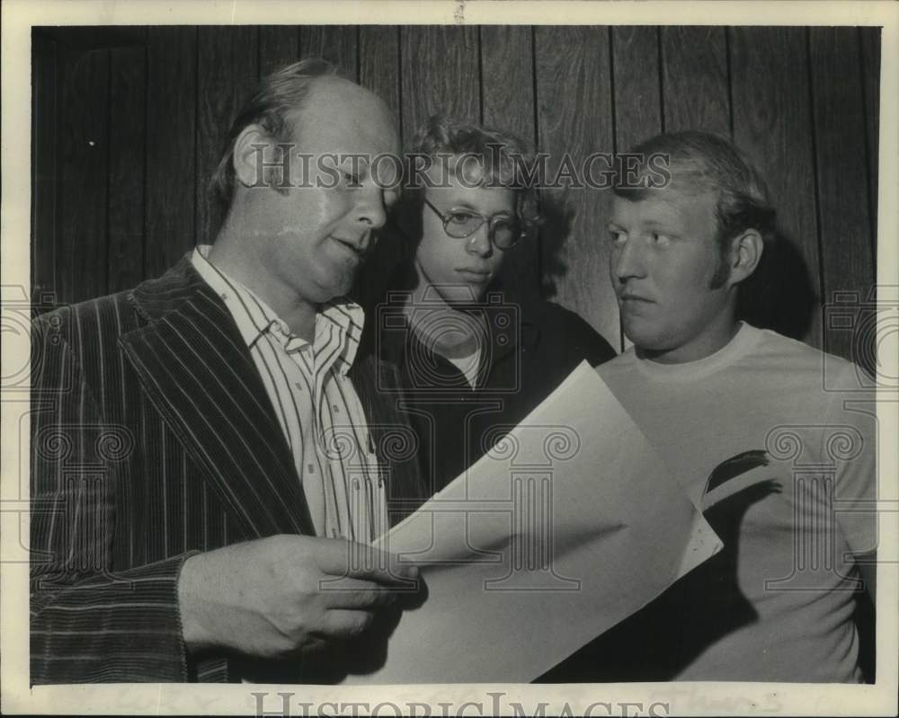 1973 Union rep Dave Patrick speaks with shop stewards in New York - Historic Images