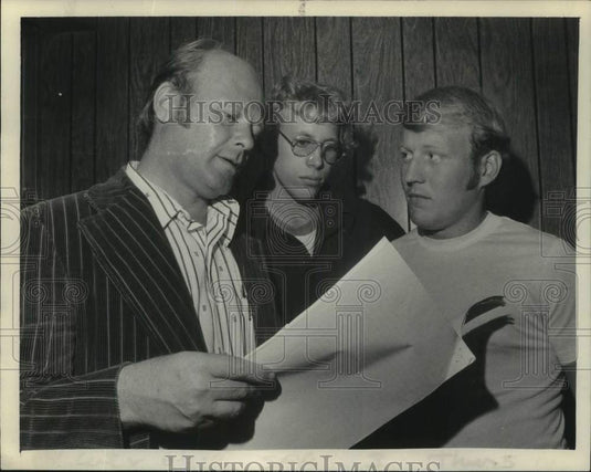1973 Union rep Dave Patrick speaks with shop stewards in New York - Historic Images