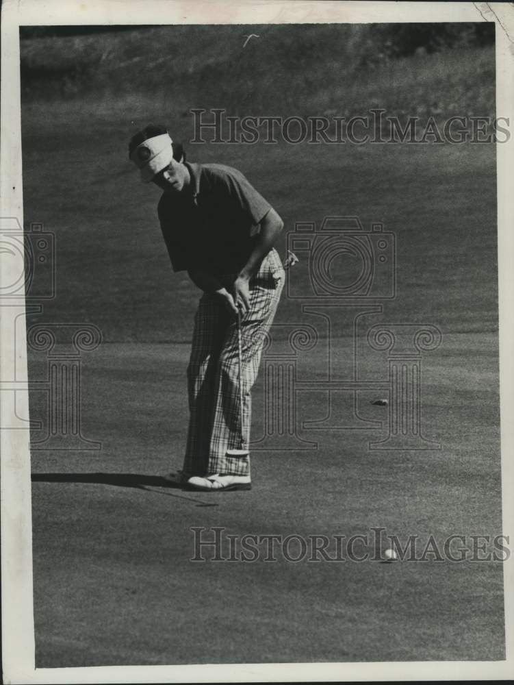 Press Photo Paul Pratico considers shot during round of golf in New York- Historic Images