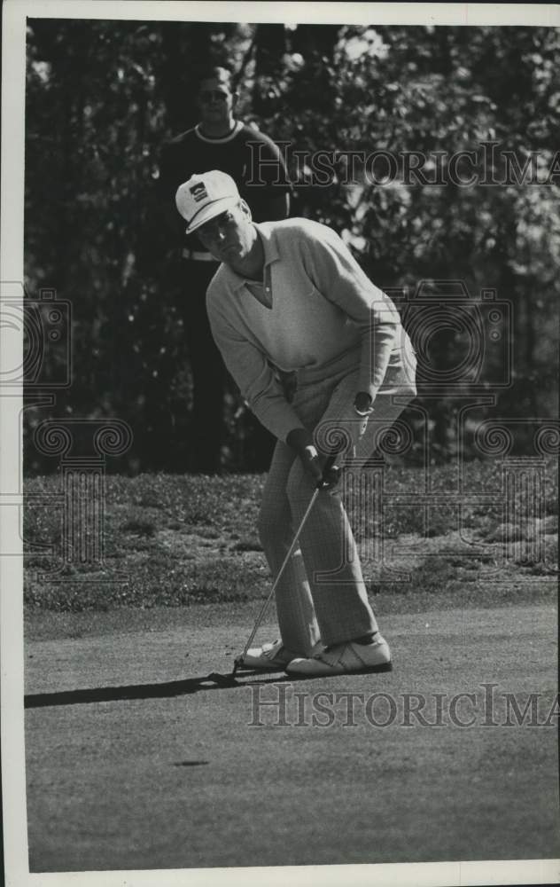 Press Photo Golfer Jimmy Wright reacts after sinking a putt on the green - Historic Images