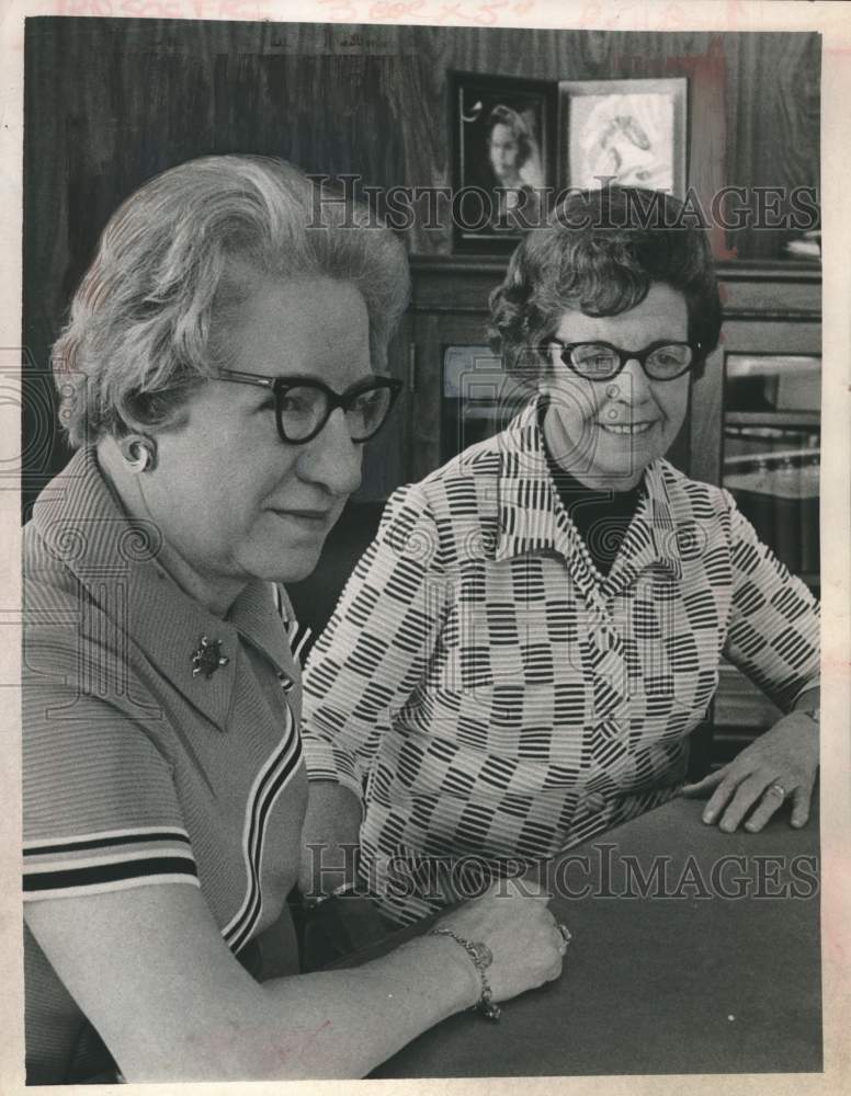 1970 Press Photo Mildred Lathrop and Dorothy Minahan, purchasing agents at OGS - Historic Images