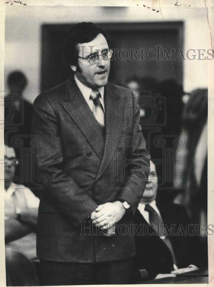 1973 Press Photo Alderman Joseph P Mink speaks at meeting - Historic Images