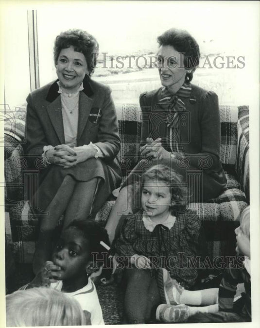 1984 Matilda Cuomo & Joan Adams Mondale with children in New York - Historic Images