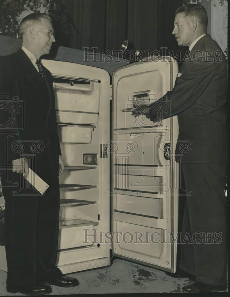 1951 Press Photo Henry W Martin and Marshall Pursell look at new refrigerator - Historic Images