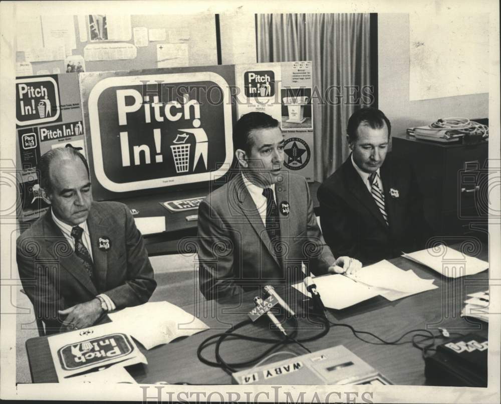 1973 Vince Crawford, William Lueth & William Shields talk to media - Historic Images