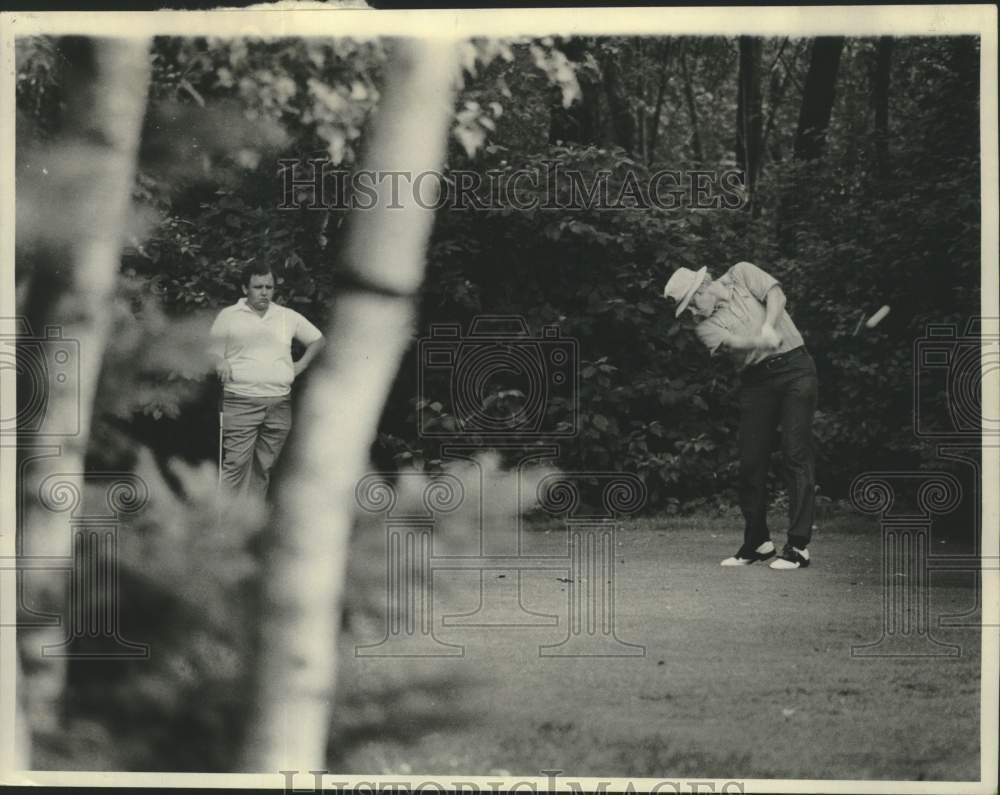 Press Photo Mike Jordan of Galway, New York tees off during round of golf- Historic Images
