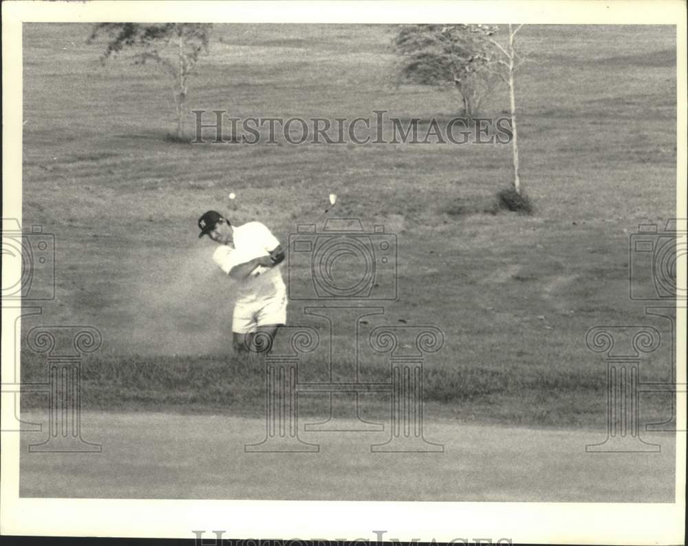 Press Photo Nick Lambrey hits from sand trap during round of golf in New York - Historic Images