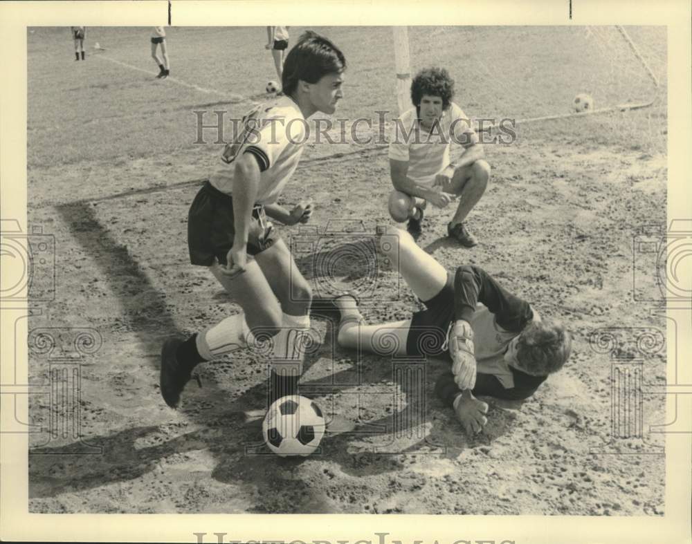 Press Photo Shenendehowa, New York soccer coach leads practice session - Historic Images