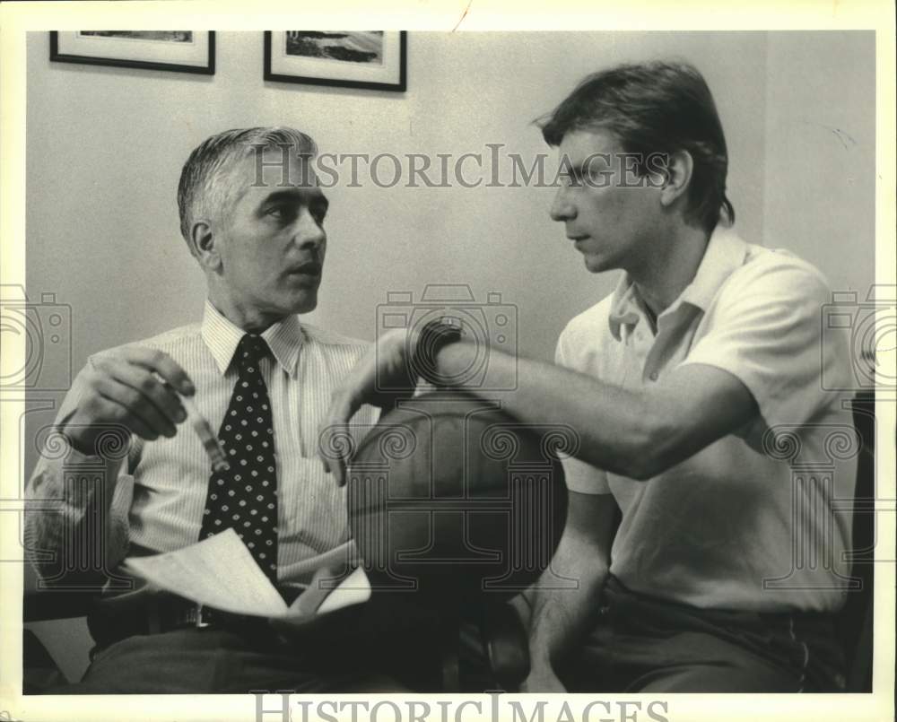 Press Photo Jamie MacFarland holds basketball in New York - tua29654- Historic Images