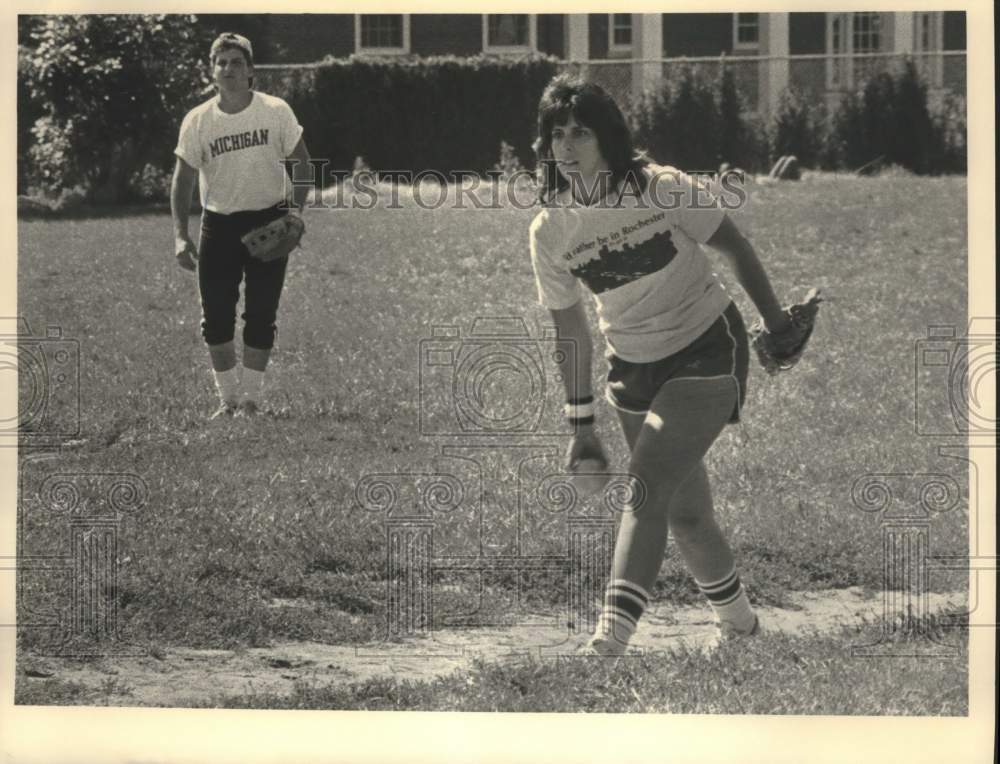 1985 Press Photo Betty Meyer pitches during softball tournament in Albany, NY- Historic Images