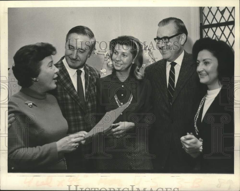 1972 Press Photo Rotary Club &amp; Dominion House officials at ceremony in New York - Historic Images