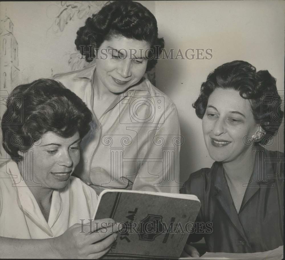 1960 Mrs Jerome Levitz goes over PTA party plans with other women - Historic Images