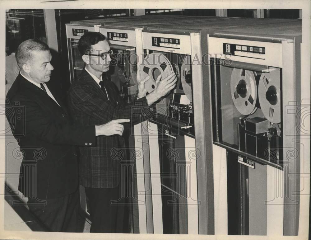 1962 Motor Vehicle officials with IBM computer in Albany, New York - Historic Images