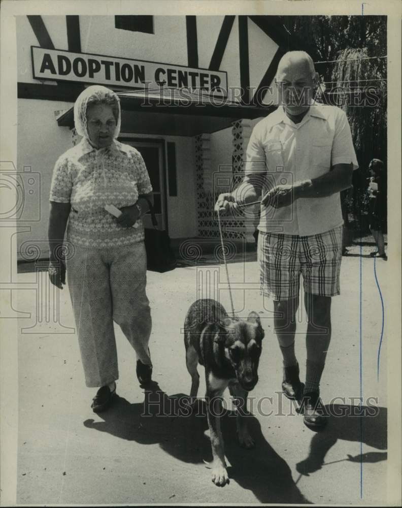 1973 Coupe adopts dog from Humane Society in New York - Historic Images