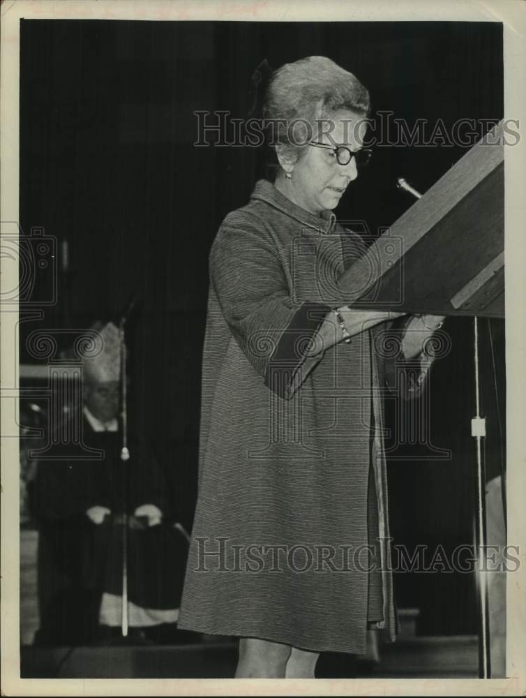 1970 Mrs. Wade Lupe reading at New York church - Historic Images