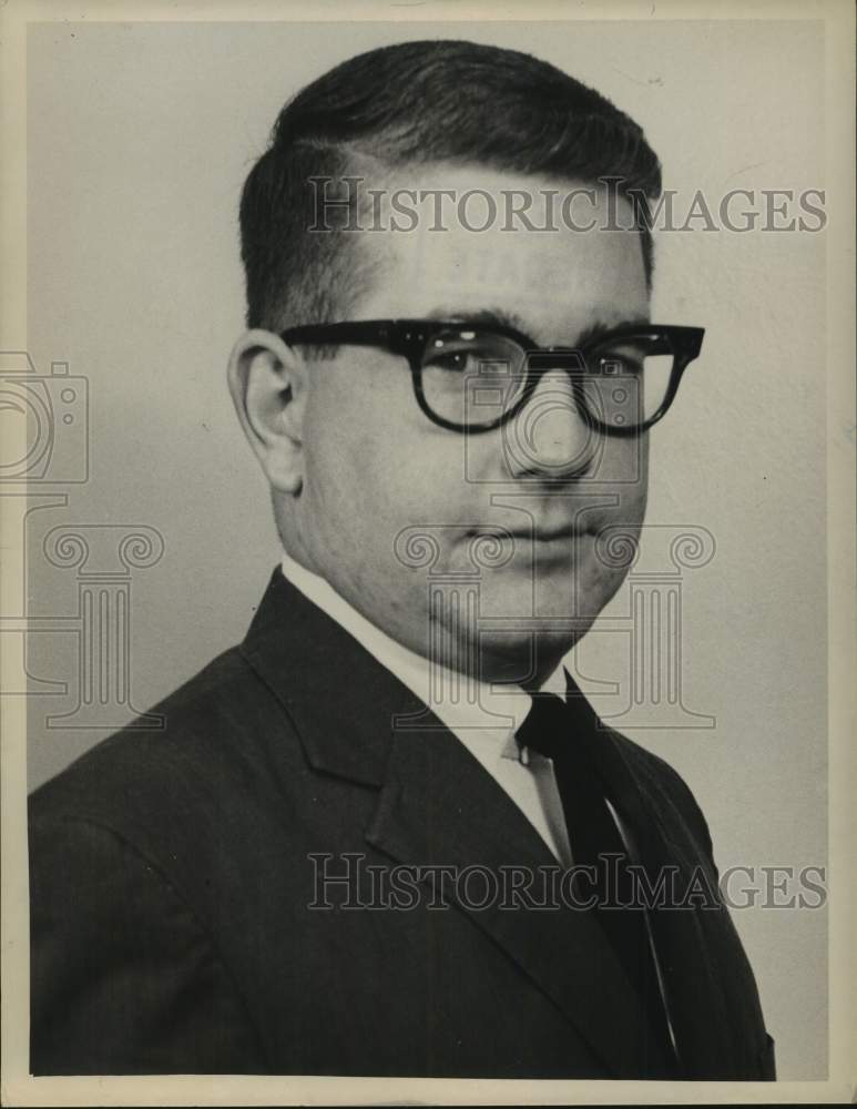 1964 Press Photo Joseph Malone, salesperson with Connor Sullivan - Historic Images