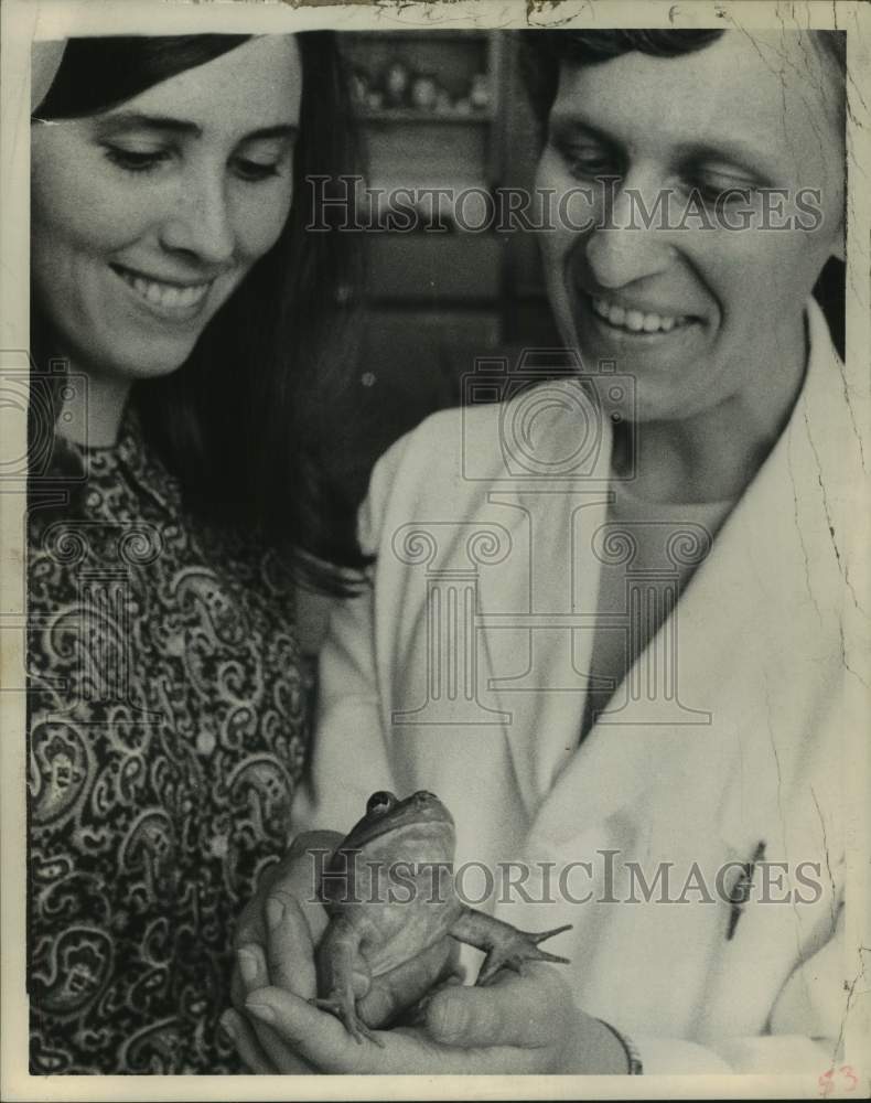 1968 Shelly Malone 53 Belvadere Lane, Albany, New York holds a frog - Historic Images