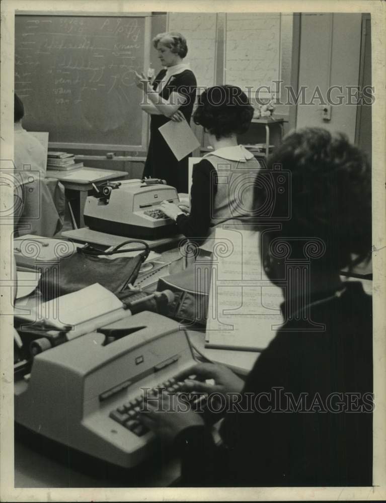 Press Photo Neva McMullen teaches stenography class in New York - Historic Images