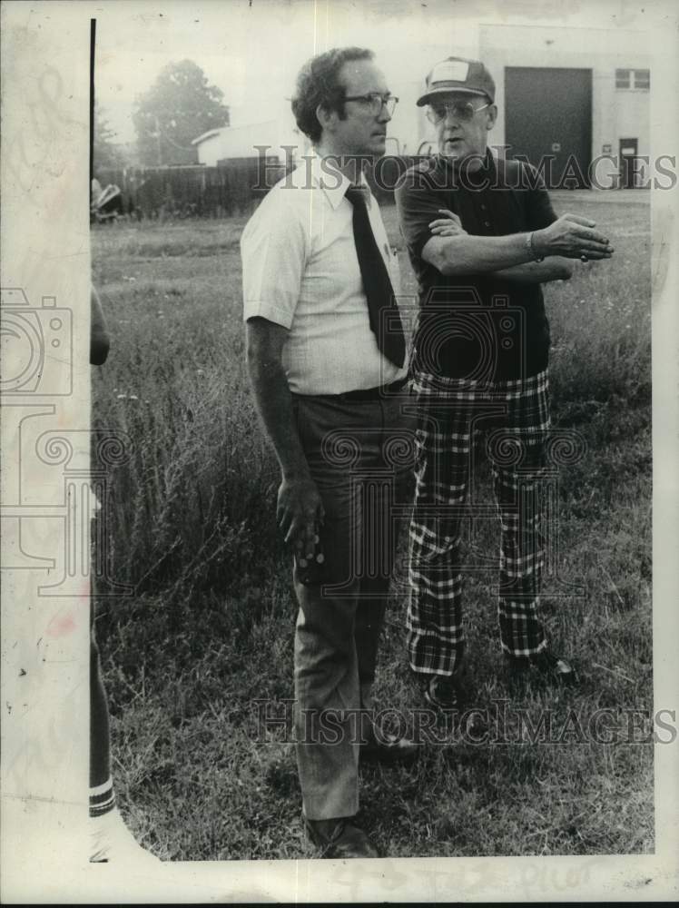 1982 Press Photo Pilot Bob Colby confers with passenger John Magner in New York - Historic Images
