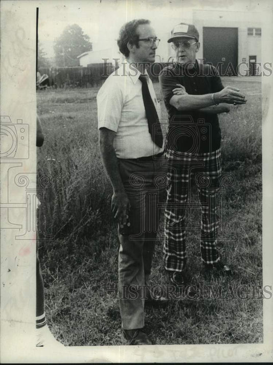 1982 Press Photo Pilot Bob Colby confers with passenger John Magner in New York - Historic Images