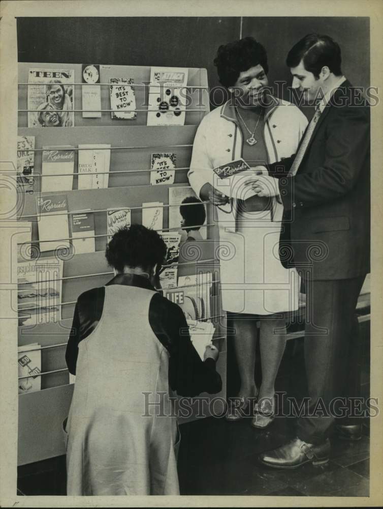 1970 Press Photo Sara Logan looks over magazine with Richard Sartone - Historic Images