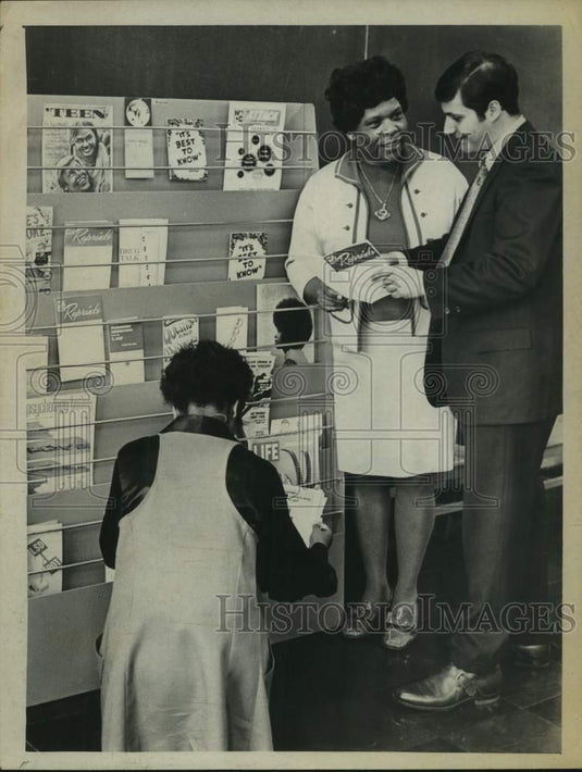 1970 Press Photo Sara Logan looks over magazine with Richard Sartone - Historic Images