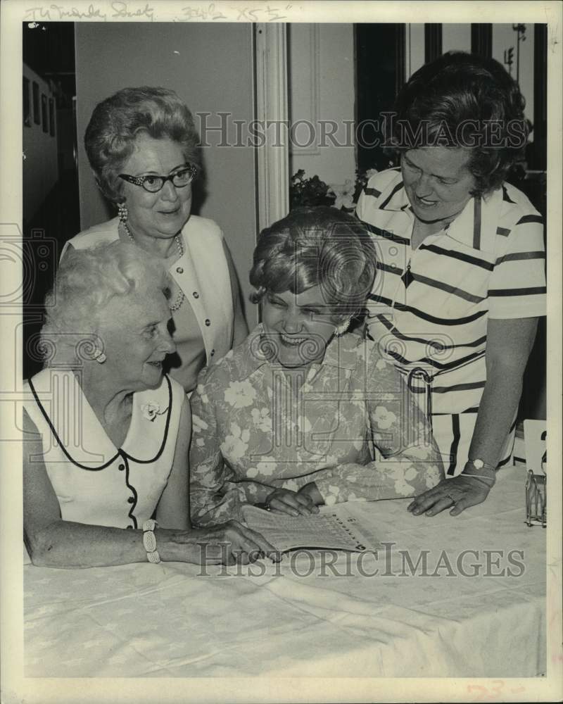1971 Press Photo Four ladies look over racing program, trying to pick a winner - Historic Images