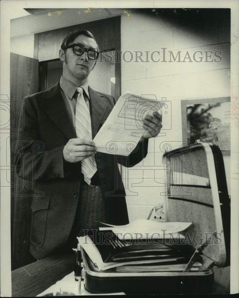 1972 Press Photo Alan Longshore looks over report in New York office - Historic Images