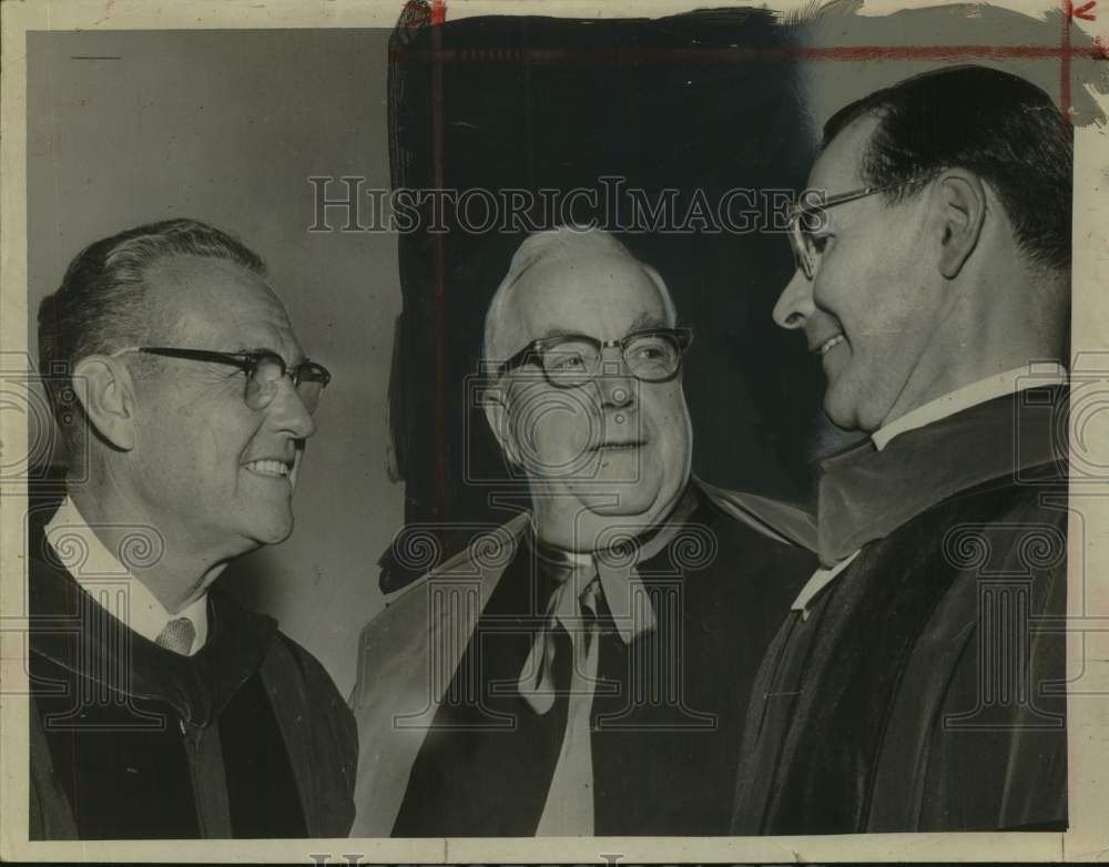 1967 Press Photo Bishop Edward J Maginn talks with two other religious leaders - Historic Images