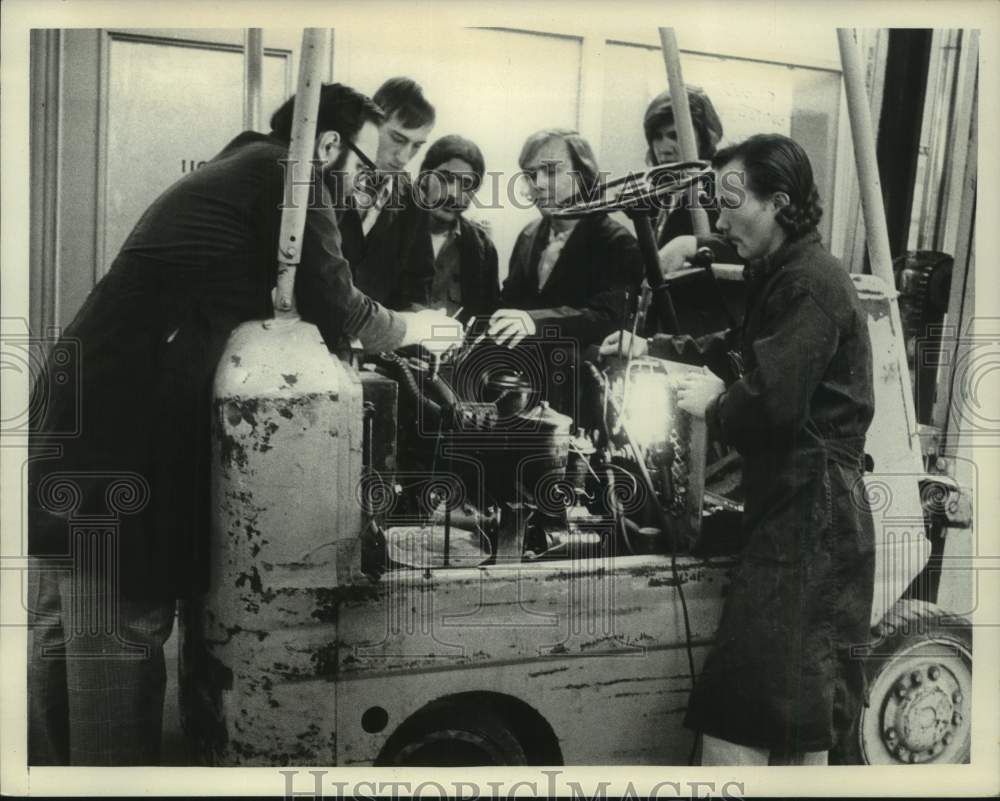 1973 Mark Fisher leads forklift repair class at Manpower in New York - Historic Images